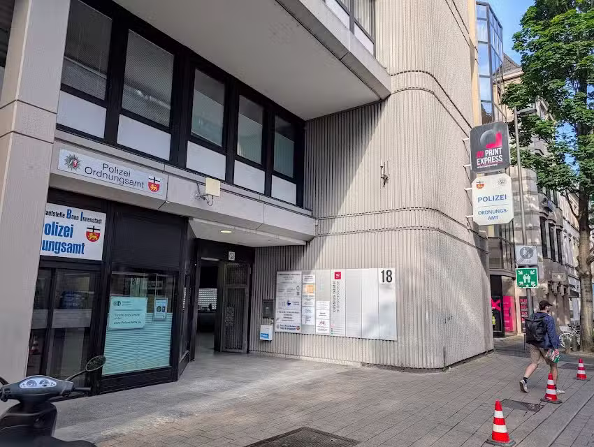 Herr Dr. med. Fridhelm Schneider