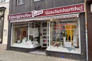 Kunstgewerbe / Geschenkartikel / &Auml;nderungsschneiderei Biene