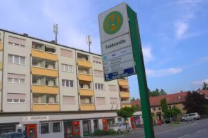 Le-Yen Schneiderei, Reinigung, Zeitschriften, Schreibwaren