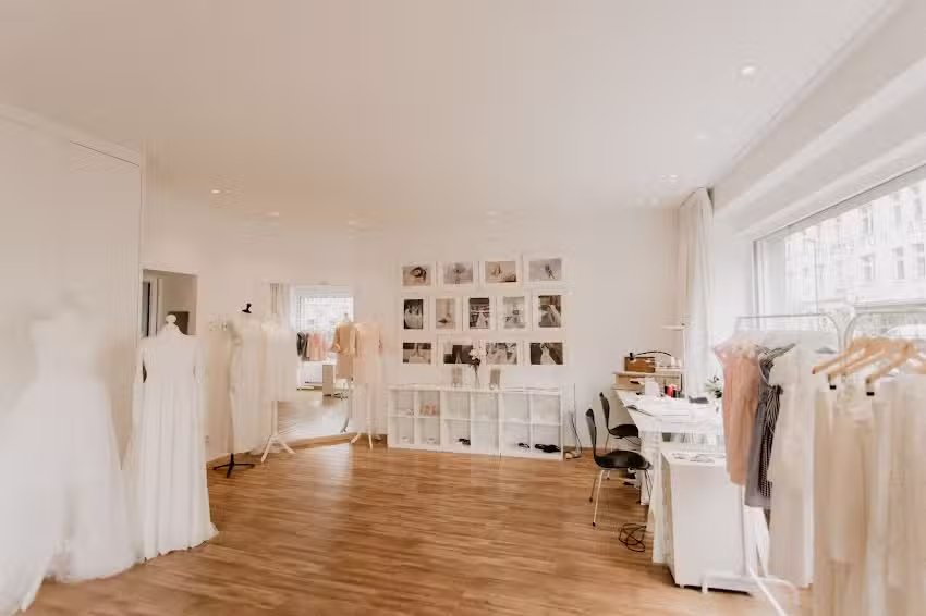 Luisa K&ouml;nemann &ndash; ma&szlig;geschneiderte Brautmode und edle Accessoires