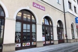 Pink Nails – Wimpernverlängerung – Kosmetik – Fußpflege- Pediküre und Schneiderei