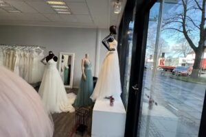 Sara Braut und Abendmoden