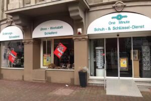 Schuh und Schl&uuml;sseldienst &Auml;nderung Schneiderei StickereiUhren Werkstatt Und Grawuren