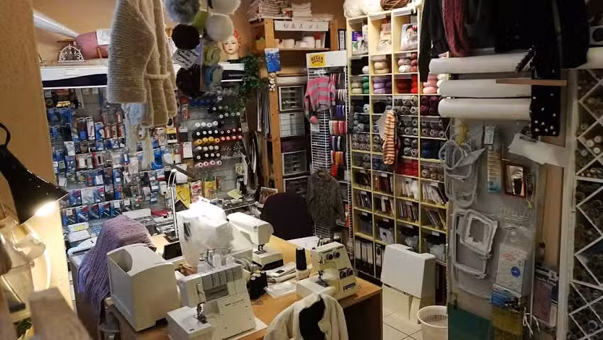 Stoffe und Wolltruhe