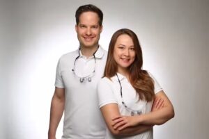 Zahn&auml;rzte im Isarwinkel &ndash; Dr. Paula Schneider Dr. Simon Junker